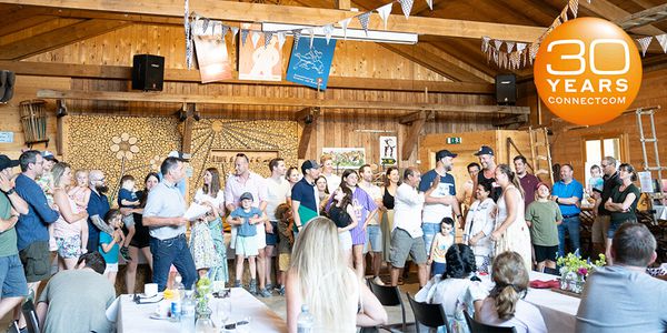 Siegerehrung Gruppenbild Jubiläums-Mitarbeiteranlass Bauernhofolympiade